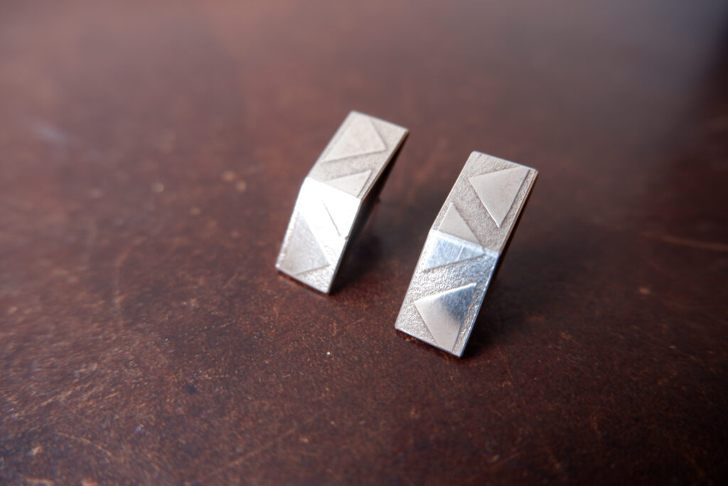 Geometrische Silber-Ohrstecker mit Dreiecksmuster