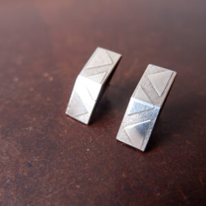 Geometrische Silber-Ohrstecker mit Dreiecksmuster