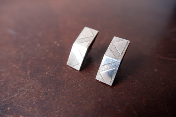 Geometrische Silber-Ohrstecker mit Dreiecksmuster